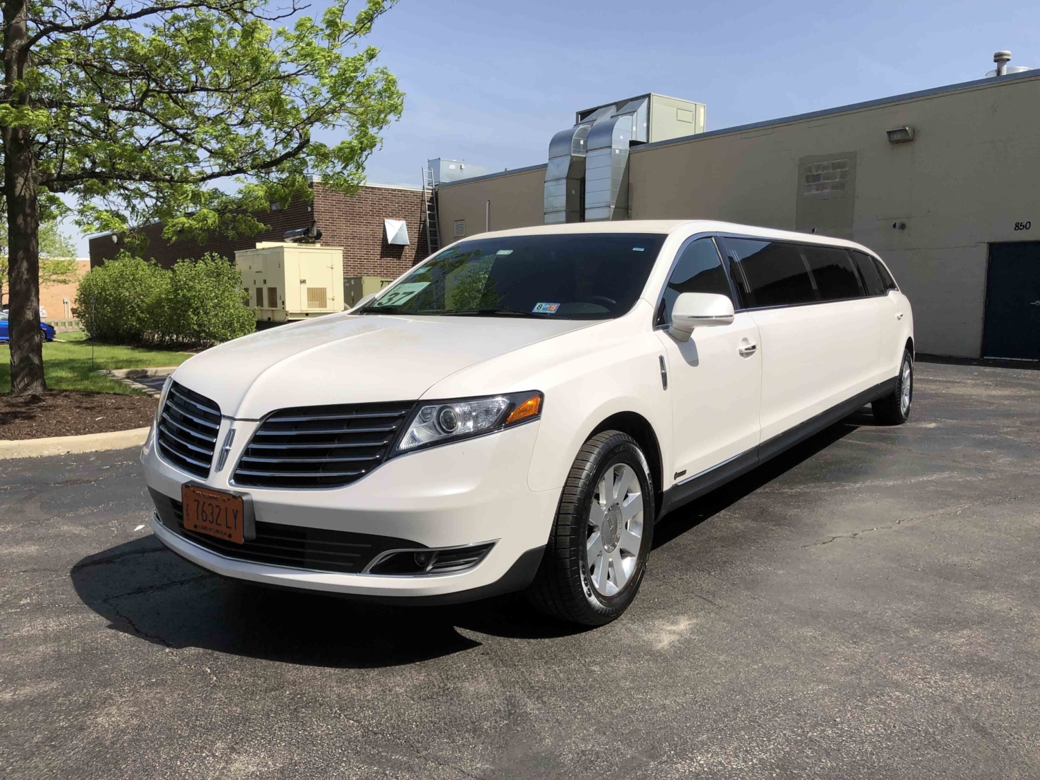 Lincoln Continental Stretch Limousine Exterior 02