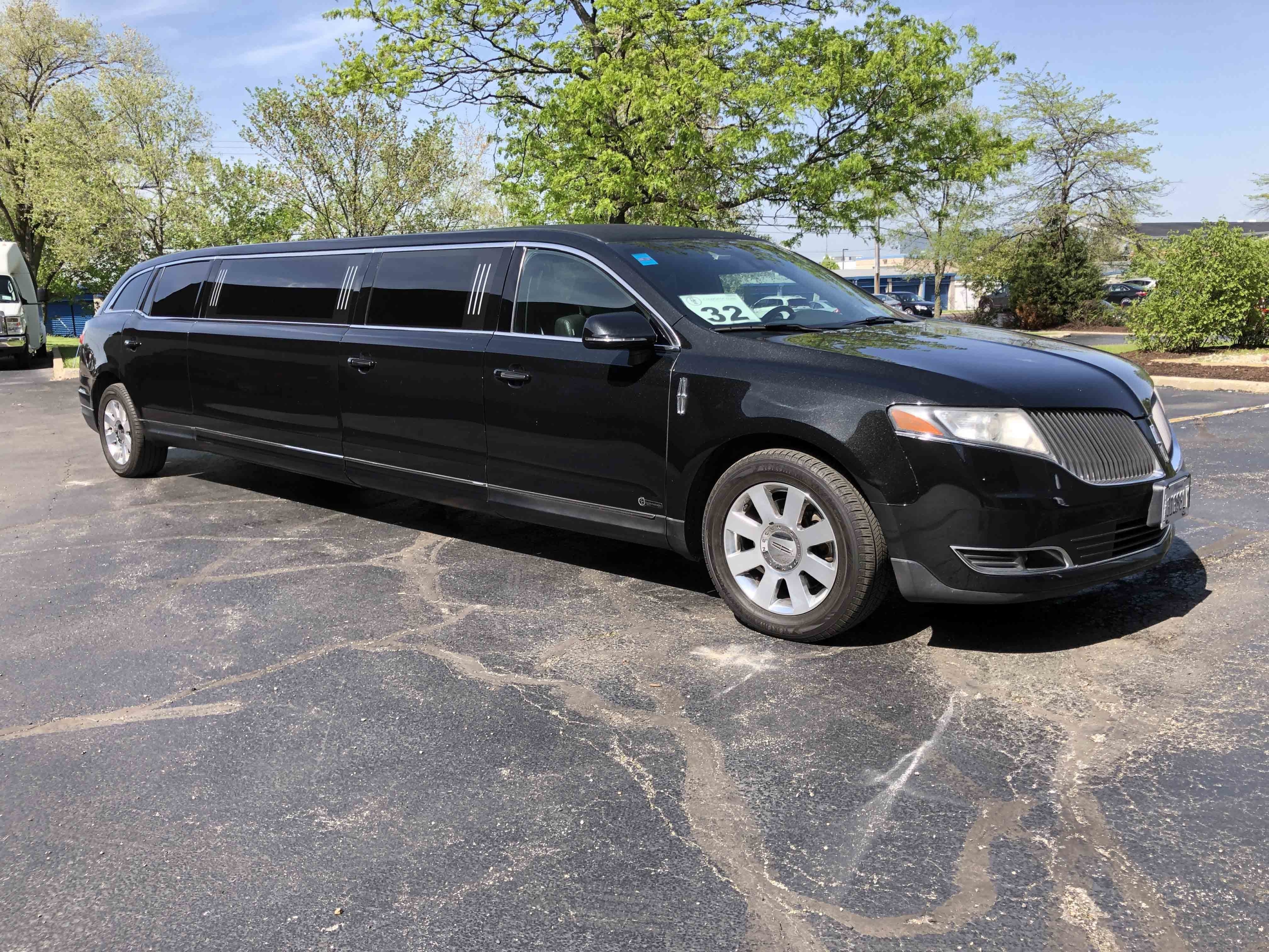 Black Lincoln Stretch with Brides Door Exterior 01