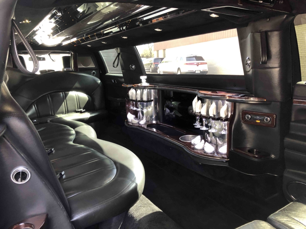 Black Lincoln Stretch with Brides Door Interior 01