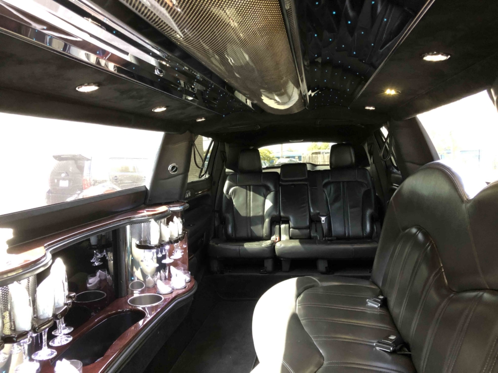 Black Lincoln Stretch with Brides Door Interior 02